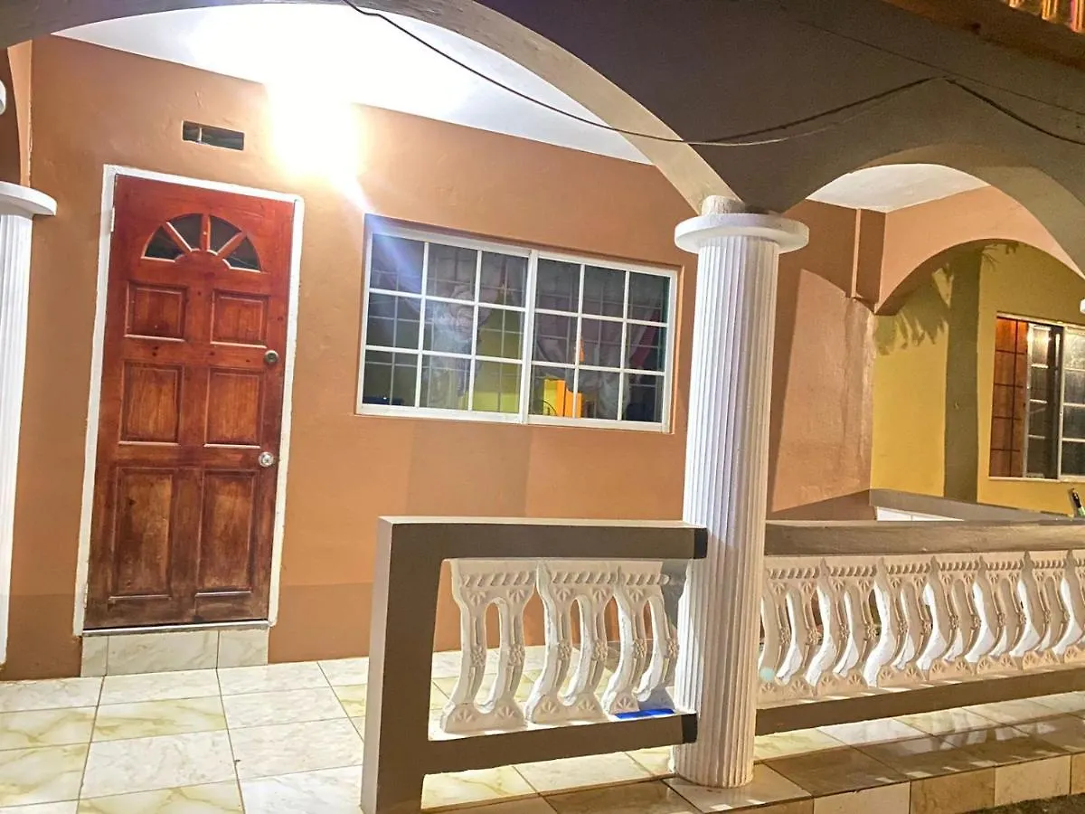 Guest house Pine Valley Rental Suites 2B One Bedroom Ground Floor Mandeville