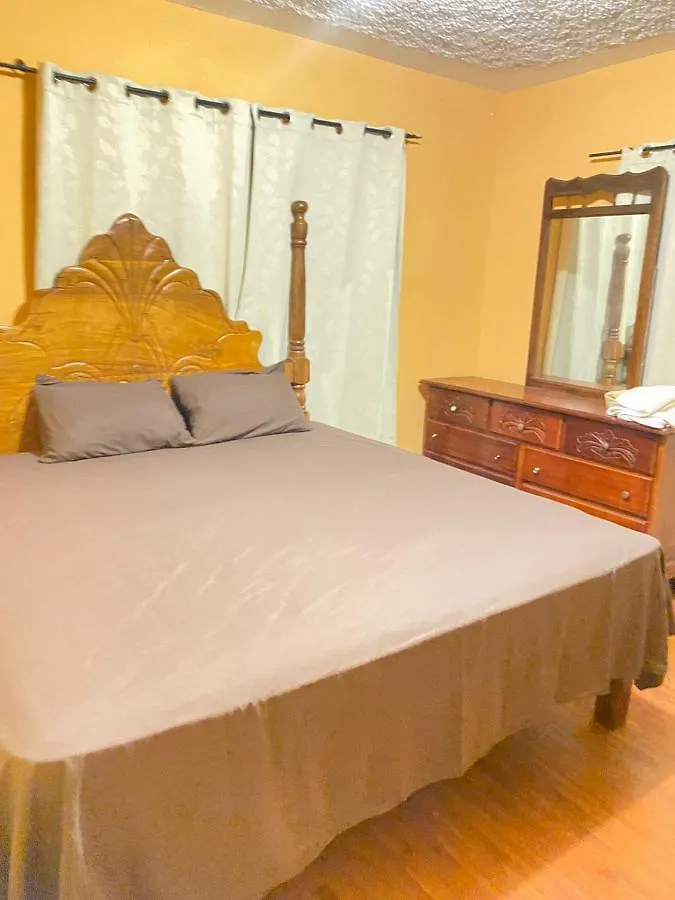 Pine Valley Rental Suites 2B One Bedroom Ground Floor Mandeville 0*,  Jamaica